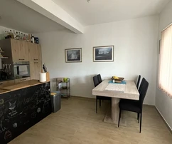 Trogir, Divulje, piano terra 161 m2 con giardino 485 m2, a 700 m dal mare