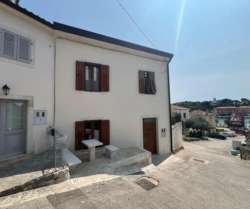 Istria, Vrsar, casa renovada con vistas abiertas al mar cerca del puerto deportivo en venta