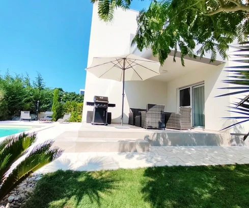 Villa con piscina a 130 metri dal mare e dalla spiaggia