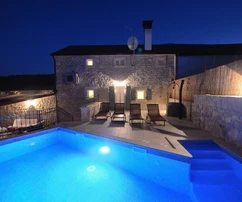 Istria, Rovigno: Villa in pietra con piscina, grande potenziale