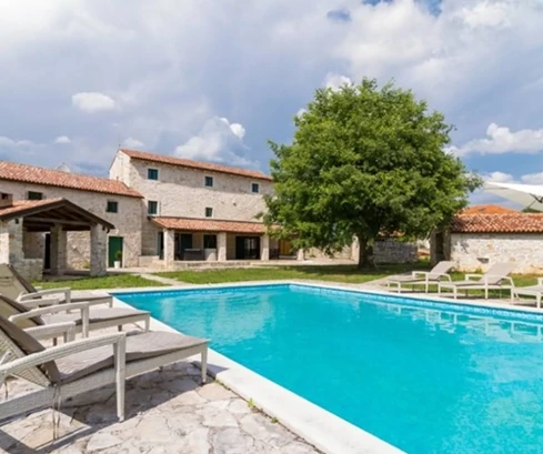 Villa in pietra con piscina e ampio terreno disponibile per l'acquisto in Croazia