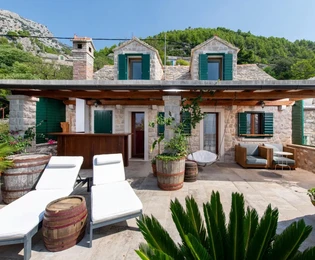 Kamienny dom z widokiem na morze na wyspie Brač na sprzedaż w Chorwacji