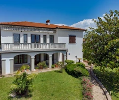 Istria, Umago – Elegante casa con vista mare vicino al mare