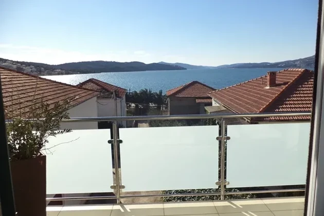 Čiovo,Okrug Haus 530m2, neben einem großen Strand, ideal zur Miete