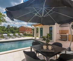 Vila s bazénom a saunou na predaj v Barban v Chorvátsku