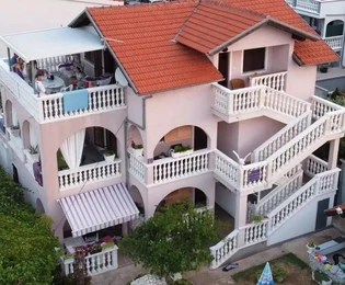 Vodicében négy lakásos apartmanház eladó Horvátországban