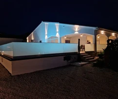 Immobilie mit großem Grundstück, Tennisplatz, Pool, 45 m vom Meer entfernt