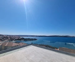 Trogir, Čiovo, attico con 2 camere da letto 72 m2 + terrazza sul tetto 74 m2, vista mare