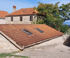 Charmantes Steinhaus in einem Dorf auf Brač im Angebot