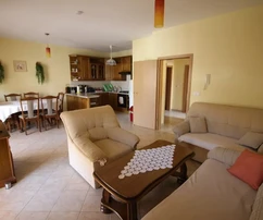 Casa bifamiliare, due grandi appartamenti con giardino