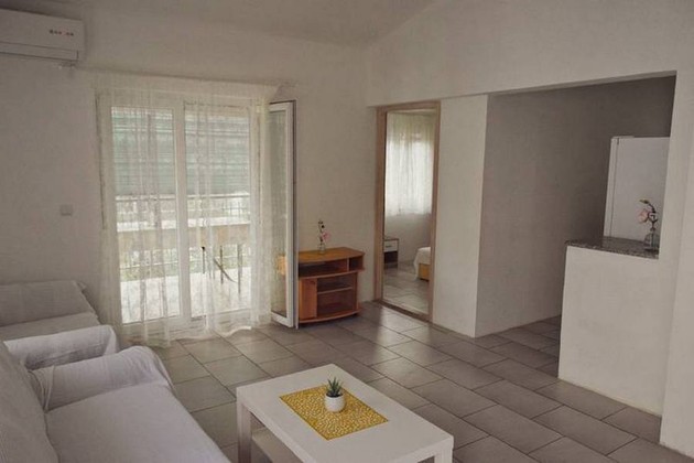 Tengerhez közeli ház négy különálló apartmannal eladó Horvátországban
