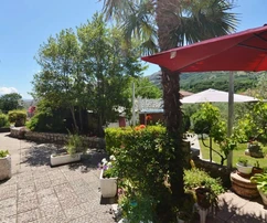 APARTAMENTO CON JARDÍN BELLAMENTE DECORADO, EN UNA ZONA TRANQUILA.