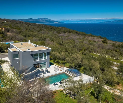 Villa en venta con piscina y vista al mar en Raša, Croacia