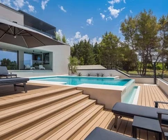 Luxusvilla mit Panoramablick in Diklo