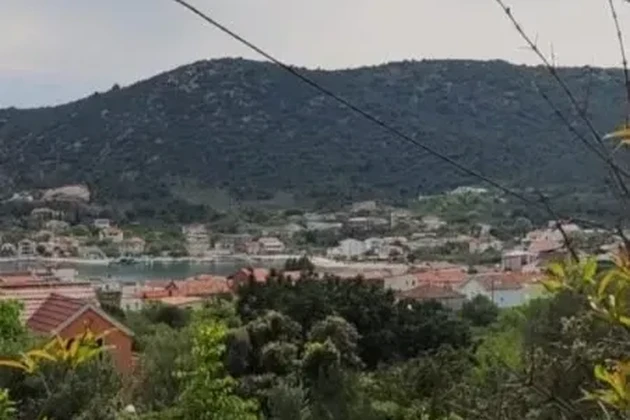 Vinišće, terreno edificabile di 1045 m2, a 600 m dal mare e dalla spiaggia