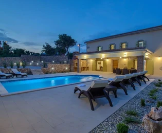 VILLA IN PIETRA CON PISCINA, IN ZONA TRANQUILLA!