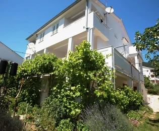 DVOJDOM SO ŠTYRMI BYTOVÝMI JEDNOTKAMI A VÝHĽADOM NA MORE, 350 M OD PLÁŽE!