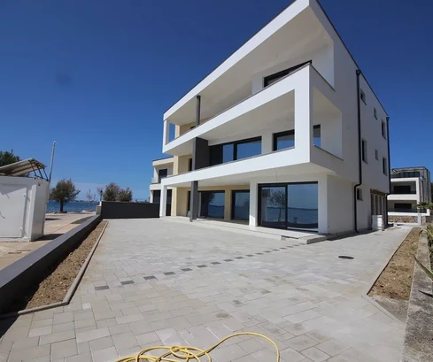 Apartmanok első sorban a tenger mellett déli oldal