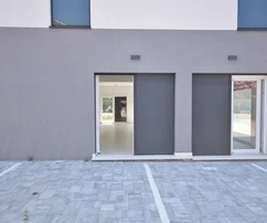 Srima - Première ligne face à la mer, 2 locaux commerciaux