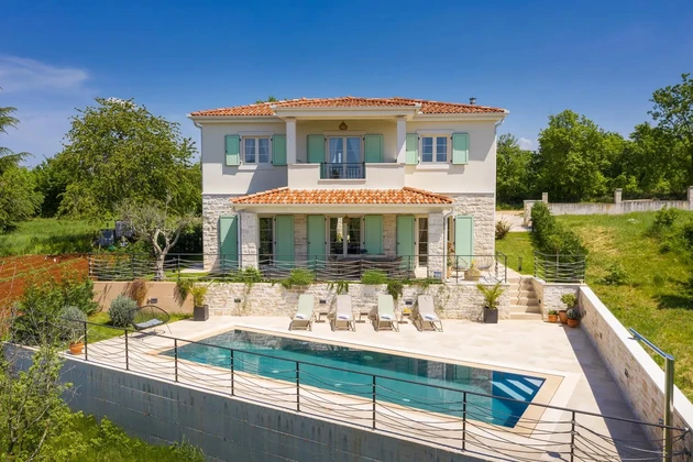 Modern villa medencével Višnjanban eladó Horvátországban