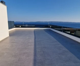 Čiovo, Okrug Gornji, dvojizbový byt 73 m2 + strešná terasa 74 m2, novostavba