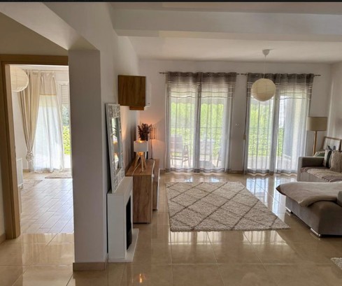 Amplio apartamento de dos dormitorios en venta cerca de la playa en Croacia