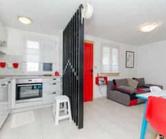 Charming House with Pool for Sale in Grohote, Solta