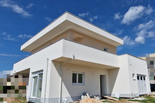Современная вилла с большой террасой в Кастель Лукшич на продажу
