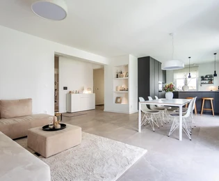 Třípokojový byt s dvorem a bazénem na prodej v Podstraně v Chorvatsku