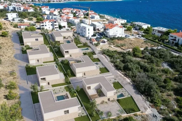 Rogoznica, villa de luxe de 309 m2 avec piscine (40 m2), à seulement 120 m de la mer et de la plage.
