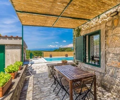 Villa in pietra con piscina in vendita sull'isola di Krk in Croazia
