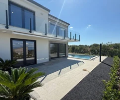 NUOVA VILLETTA BIFAMILIARE CON PISCINA E VISTA MARE, IN POSIZIONE TRANQUILLA!