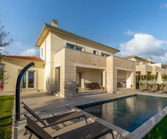 Exklusiv: Prächtige Villa mit atemberaubendem Meer- und Stadtpanorama in Poreč, Istrien.