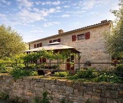 Istria, Kanfanar: Zrekonstruovany kamenny dom so zahradou