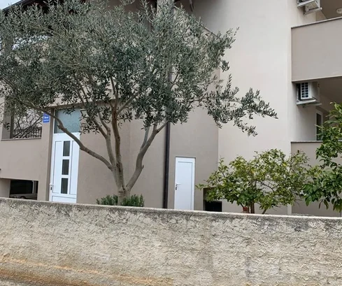 Proprietà con 5 unità abitative a 800 metri dalla spiaggia di Jadro
