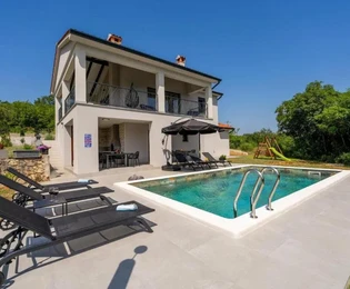 Isztria, Labin: Villa medencével a falu szélén