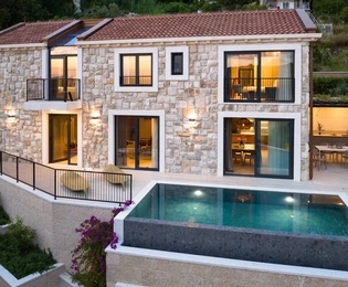 Villa con piscina in vendita a soli 50 metri dal mare a Slano in Croazia