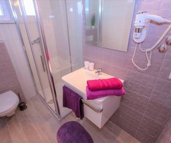 Rogoznicán tengerhez közeli villa medencével – hat lakásból álló ingatlan eladó