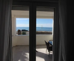 Lato sud, prima fila sul mare, piano terra