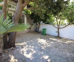 Proprietà con 2 appartamenti vicino a una spiaggia curata, negozi, caffè
