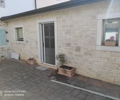 Isztria, Poreč – Gyönyörűen felújított, 4 hálószobás kőház eladó