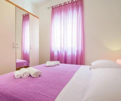 Apartamento de dos dormitorios con piscina en venta en Podstrana, Croacia