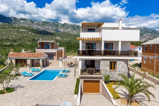 Superbe villa avec vue sur la mer dans la région de Zadar