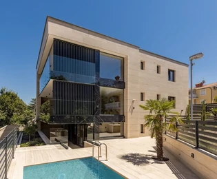 EXKLUSIVES APARTMENT MIT POOL UND GARTEN, IN ATTRAKTIVER LAGE, NUR 80 M VOM STRAND ENTFERNT!