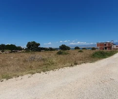 Landwirtschaftliches Grundstück in einer Wohnstraße, grenzt an Häuser.