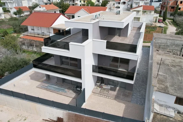 Tribunj - Doppelhaushälfte mit Dachterrasse in ausgezeichneter Lage, 400 m vom Strand entfernt