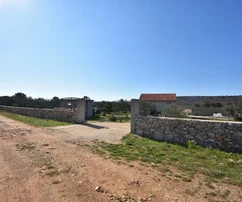 Vodice – Mezőgazdasági terület házzal, olajfaligettel és melléképületekkel