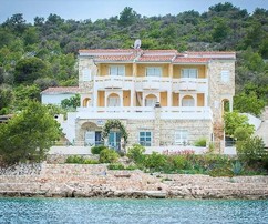 Apartmánový dům u moře v Rogoznici s parkováním