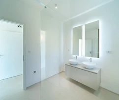 Moderno appartamento con tre camere da letto in vendita con giardino e vista mare a Rab in Croazia