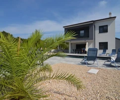 NEUE VILLA MIT POOL UND GARTEN, IN RUHIGER LAGE!